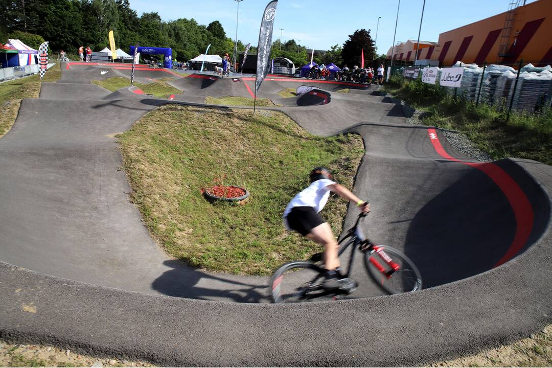 FOTO: Košičania majú nový pumptrack. Otestovali ho profesionálni jazdci, foto 8