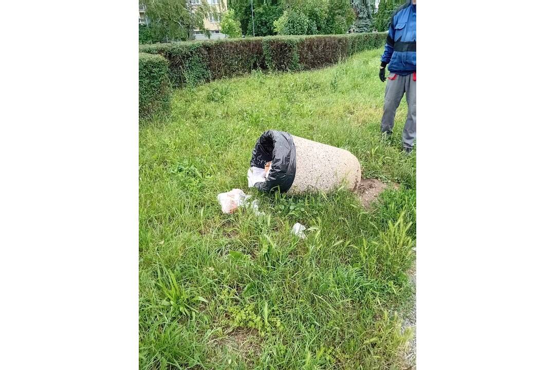 FOTO: V mestskej časti Nad jazerom prebiehajú údržbové práce, foto 7