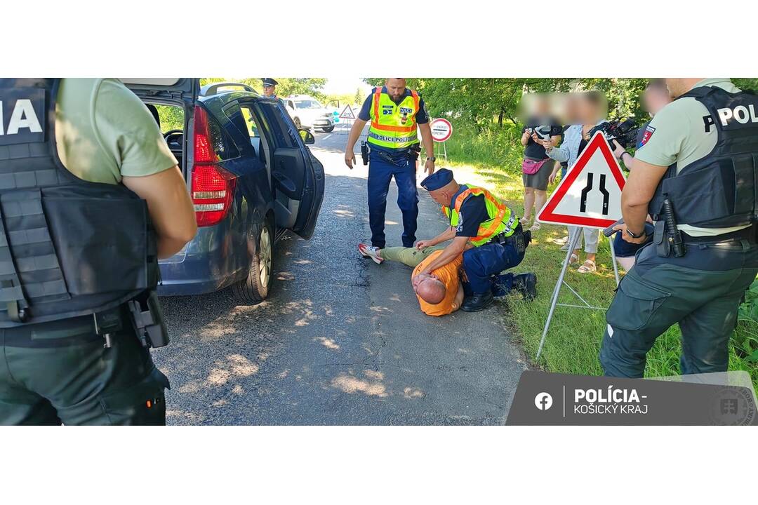 FOTO: Slovenskí a maďarskí policajti si vyskúšali spoluprácu pri fiktívnom prepadnutí benzínky, foto 6