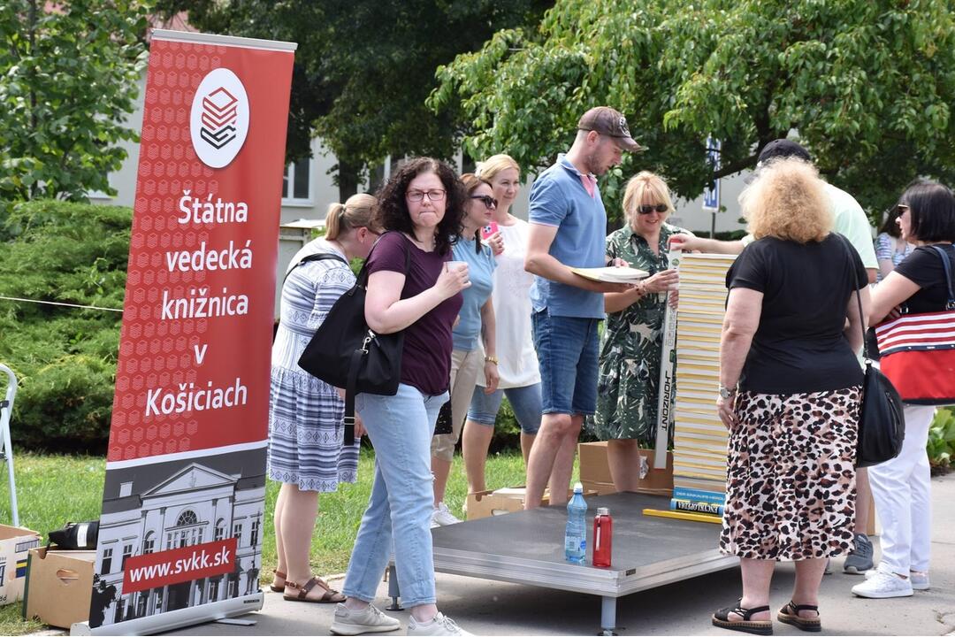 FOTO: Súťaž v stavaní stohov z kníh. Verejná knižnica prekonala vlastný rekord, foto 4