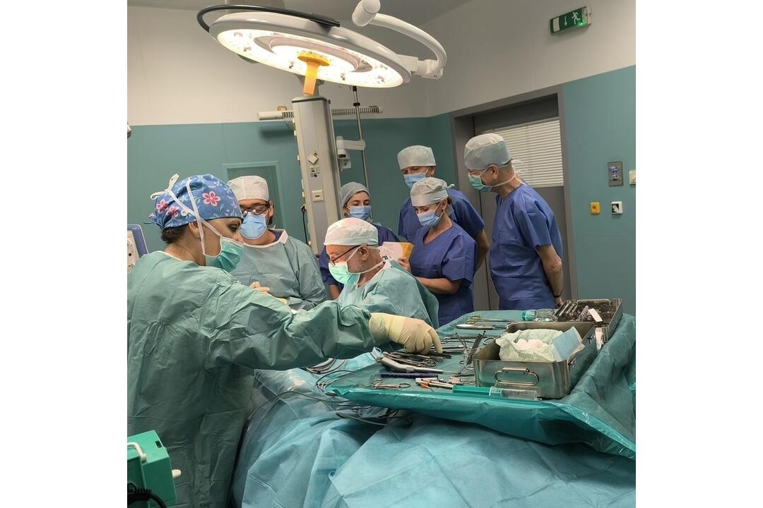 FOTO: Košickí otorinolaryngológovia zvládli operáciu revolučného sluchového implantátu, foto 4