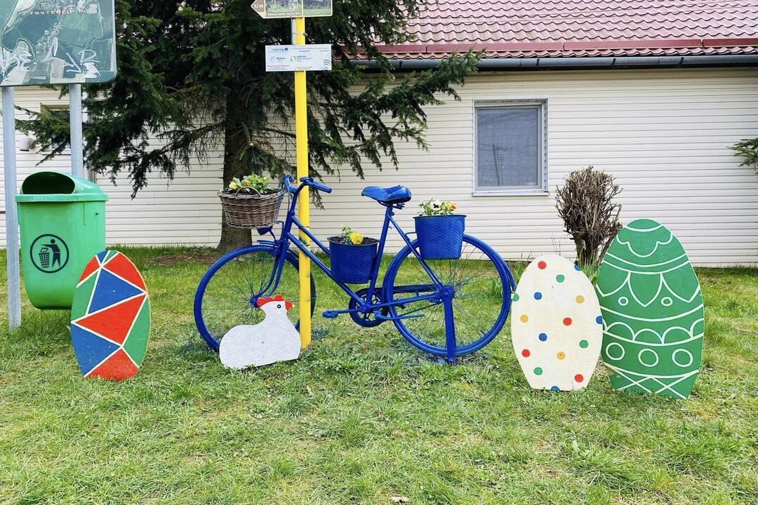 FOTO: Neznámi páchatelia zničili obľúbené slamené postavičky Bači s Tetkou v obci Trstené pri Hornáde, foto 7