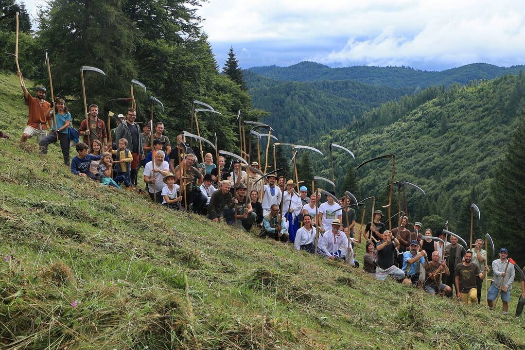 FOTO: Už šiesty rok dobrovoľníci kosili Kopanecké lúky, foto 6