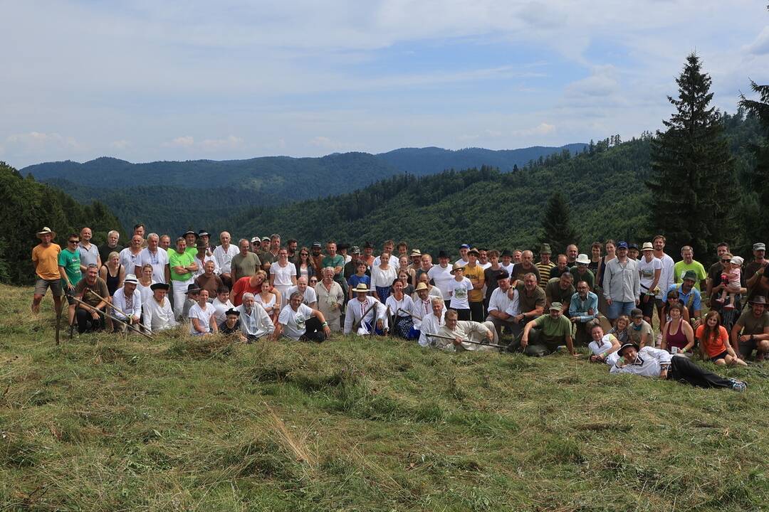 FOTO: Už šiesty rok dobrovoľníci kosili Kopanecké lúky, foto 9