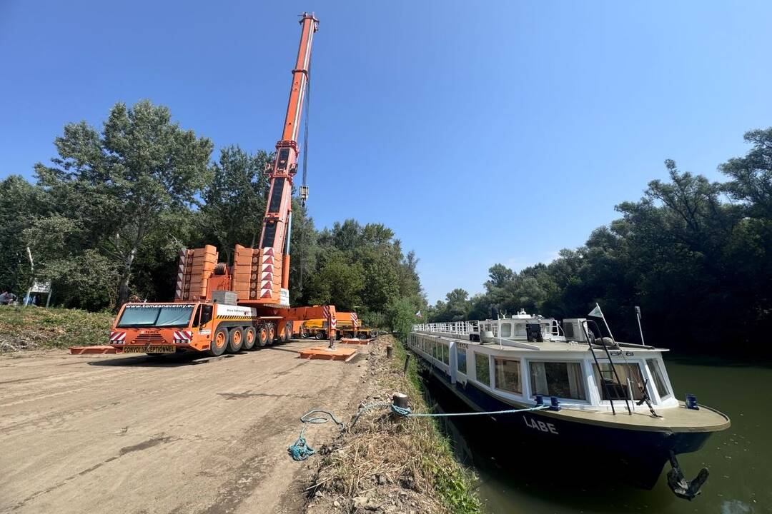 FOTO: Prevoz výletnej lode Labe na Zemplínsku Šíravu po súši, foto 4