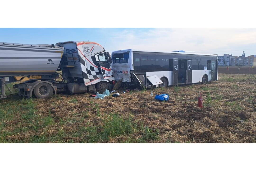 FOTO: Zrážka kamióna a autobusu pred Turňou nad Bodvou, foto 1