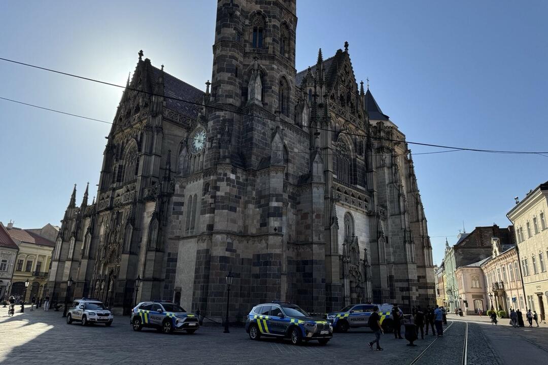 FOTO: Polícia prehľadáva kvôli bombovej hrozbe Dóm sv. Alžbety, foto 3