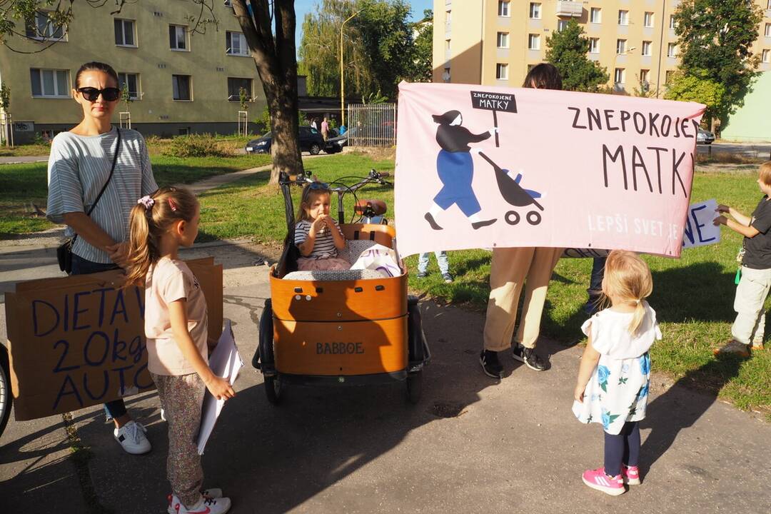 FOTO: Košické mamičky protestujú za bezpečnosť svojich detí na Národnej triede, foto 2