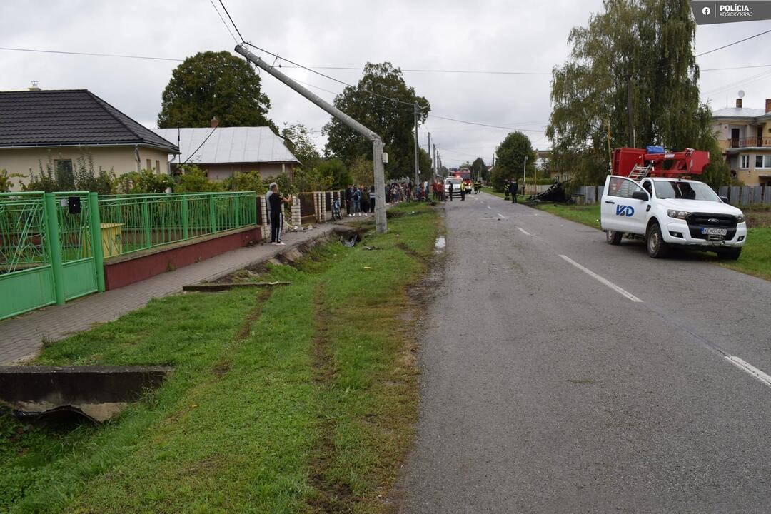 FOTO: V Slavkovciach došlo k vážnej dopravnej nehode. Mladý vodič nárazy zázračne prežil, foto 4