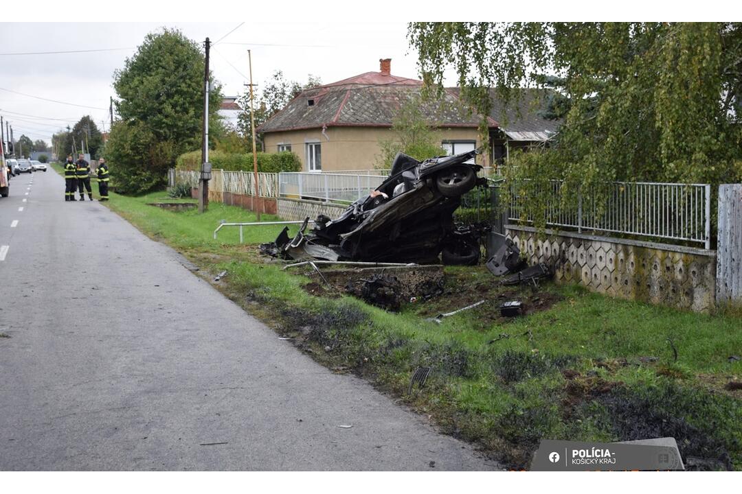 FOTO: V Slavkovciach došlo k vážnej dopravnej nehode. Mladý vodič nárazy zázračne prežil, foto 5