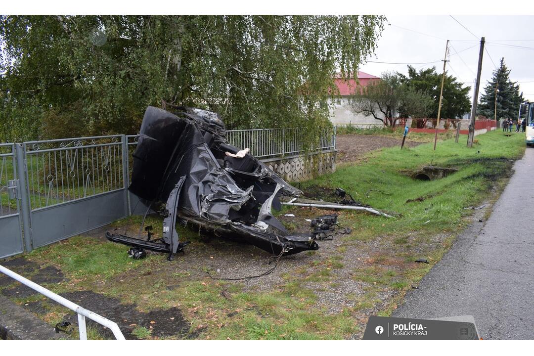 FOTO: V Slavkovciach došlo k vážnej dopravnej nehode. Mladý vodič nárazy zázračne prežil, foto 6