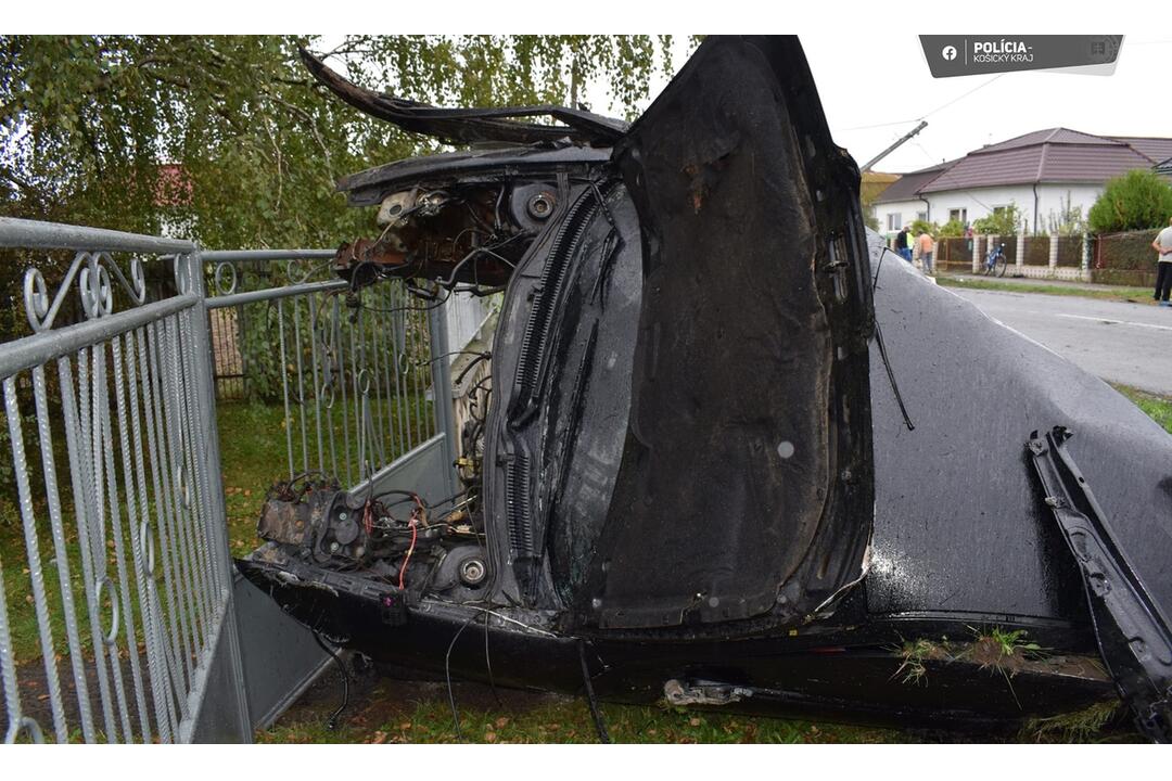 FOTO: V Slavkovciach došlo k vážnej dopravnej nehode. Mladý vodič nárazy zázračne prežil, foto 7