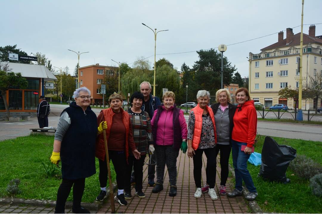 FOTO: Seniori zo Šaci zveľadili námestie, foto 1