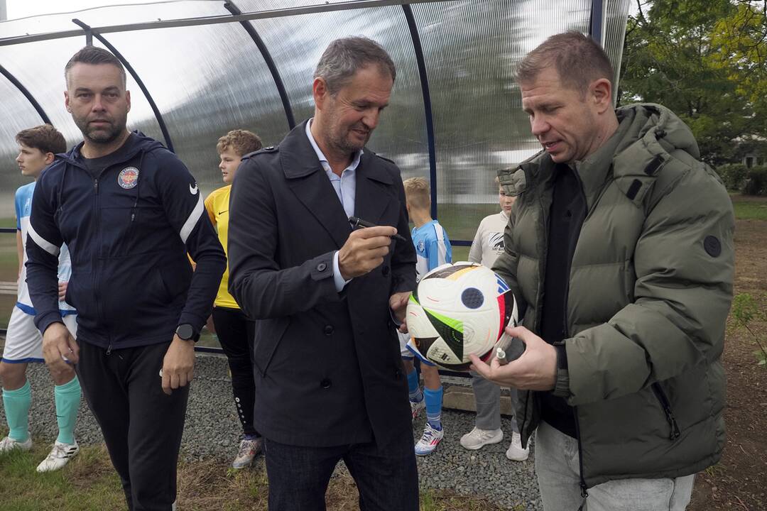 FOTO: Žiaci zo ZŠ Požiarnická a hráči FC Lokomotíva majú nové futbalové ihrisko, foto 5