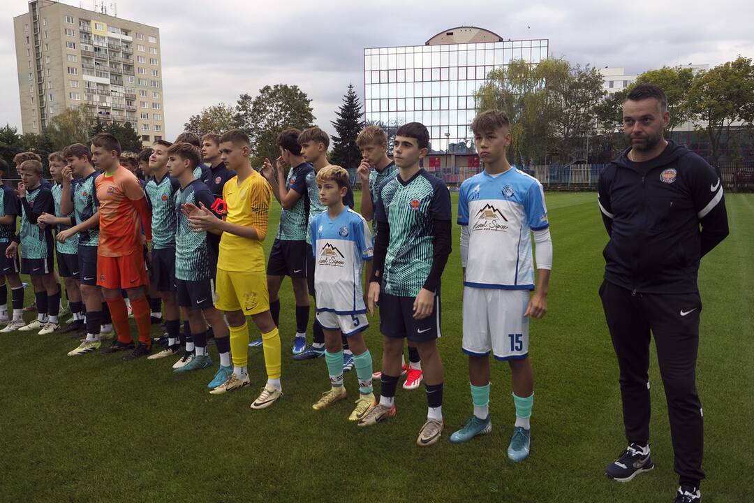 FOTO: Žiaci zo ZŠ Požiarnická a hráči FC Lokomotíva majú nové futbalové ihrisko, foto 7