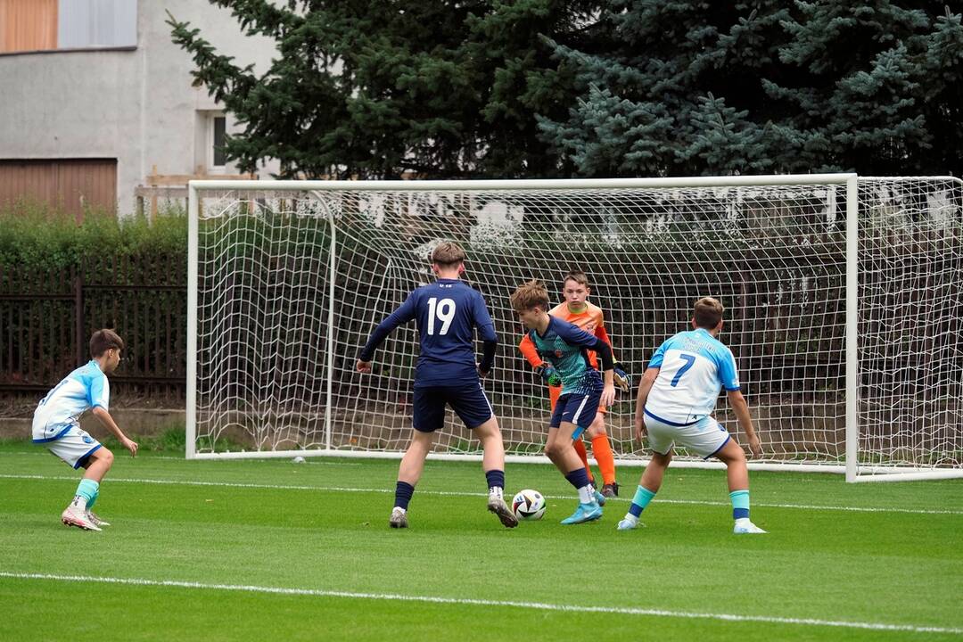 FOTO: Žiaci zo ZŠ Požiarnická a hráči FC Lokomotíva majú nové futbalové ihrisko, foto 11