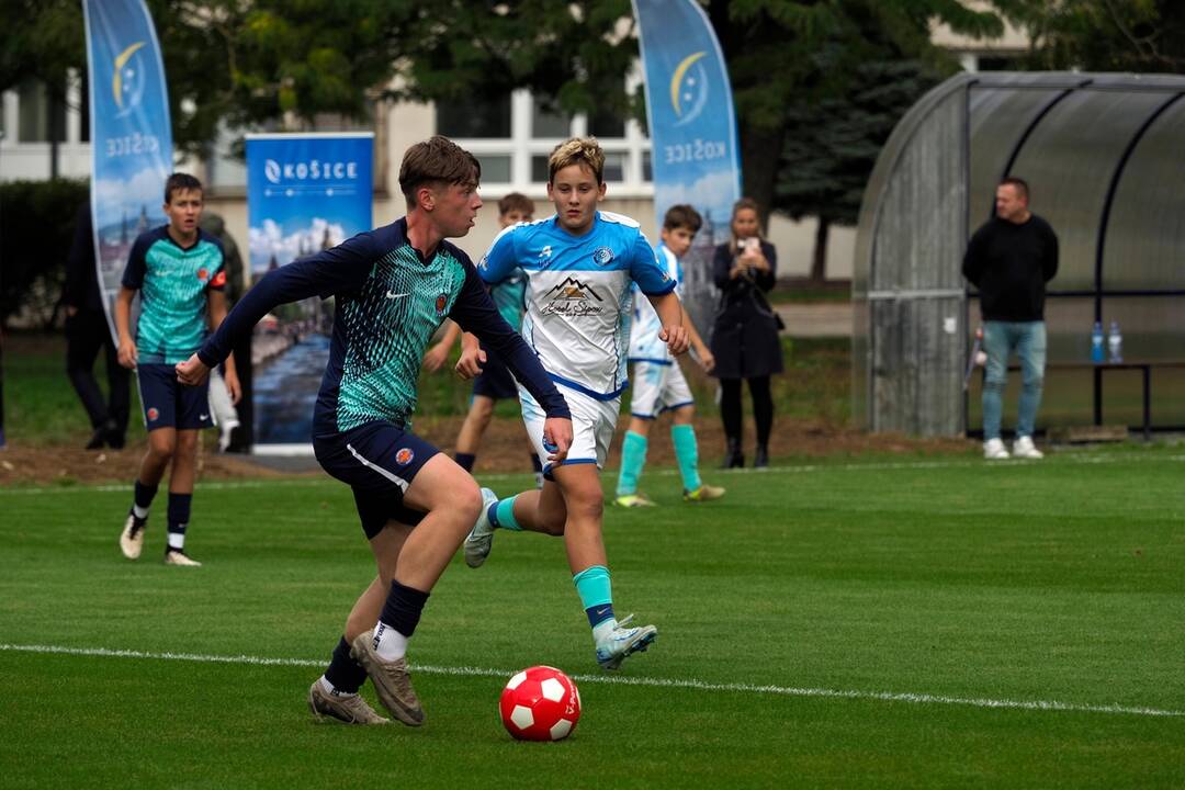 FOTO: Žiaci zo ZŠ Požiarnická a hráči FC Lokomotíva majú nové futbalové ihrisko, foto 12