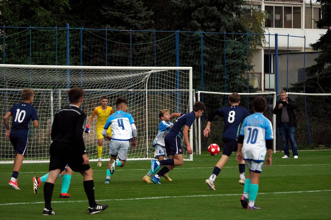 FOTO: Žiaci zo ZŠ Požiarnická a hráči FC Lokomotíva majú nové futbalové ihrisko, foto 13