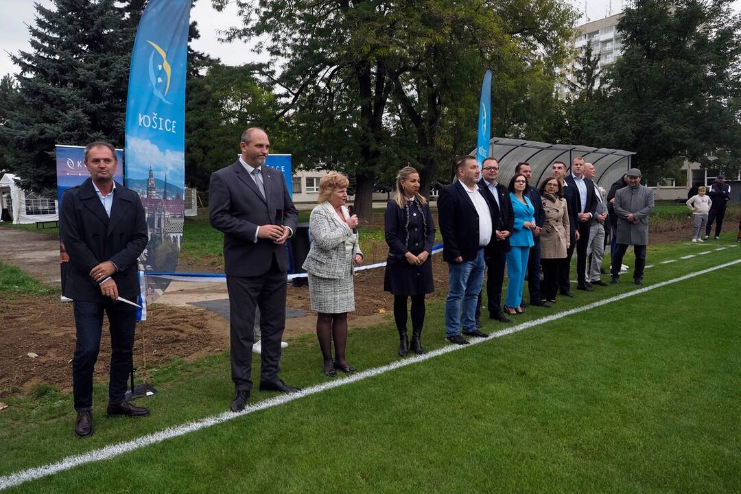 FOTO: Žiaci zo ZŠ Požiarnická a hráči FC Lokomotíva majú nové futbalové ihrisko, foto 9