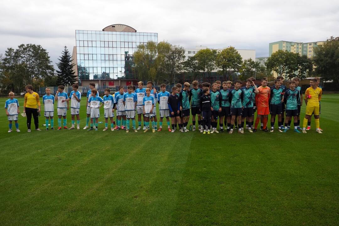 FOTO: Žiaci zo ZŠ Požiarnická a hráči FC Lokomotíva majú nové futbalové ihrisko, foto 2