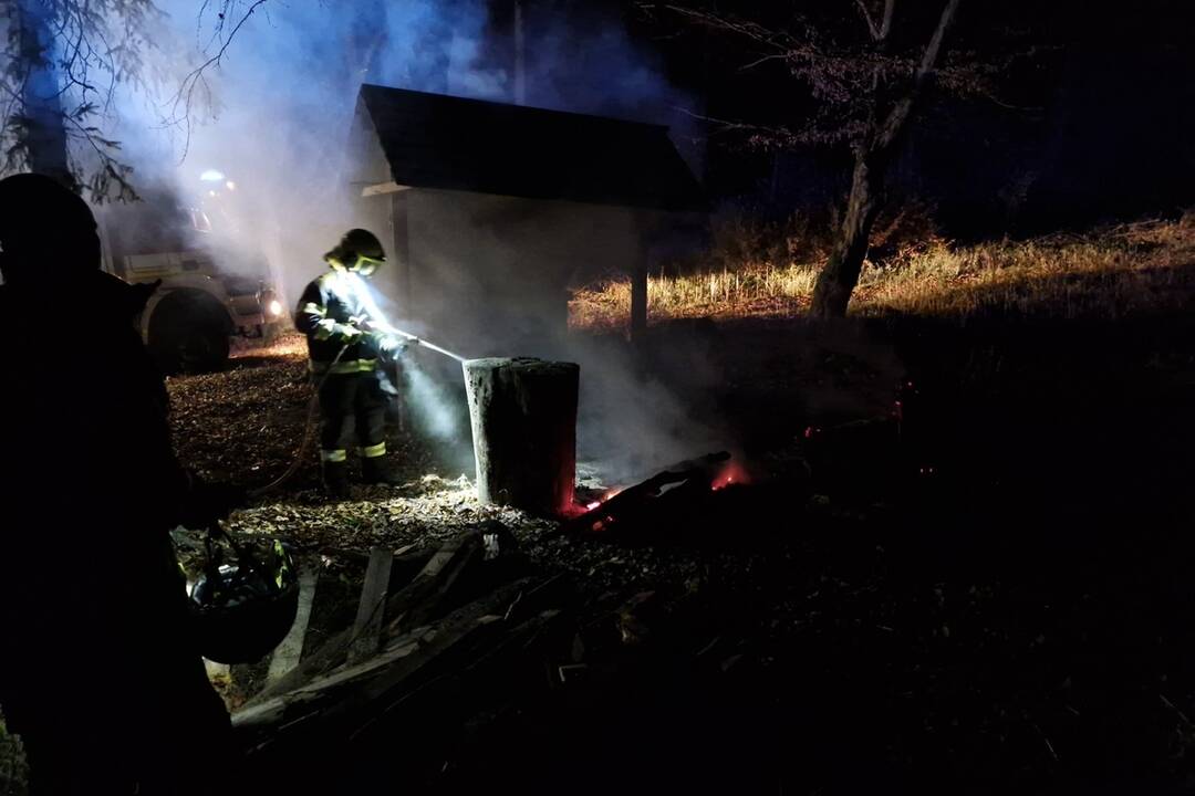 FOTO: Požiar na Jahodnej spôsobili neuhasené ohnisko, foto 2