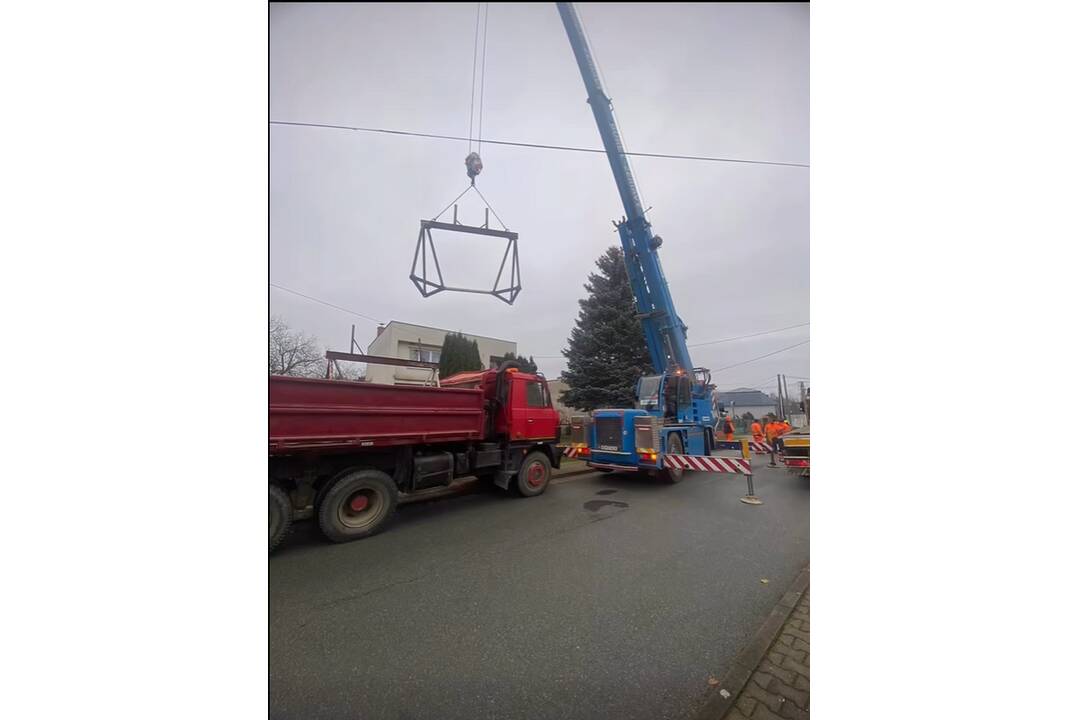 FOTO: Na námestí v Michalovciach sa už týči vianočný stromček, foto 2