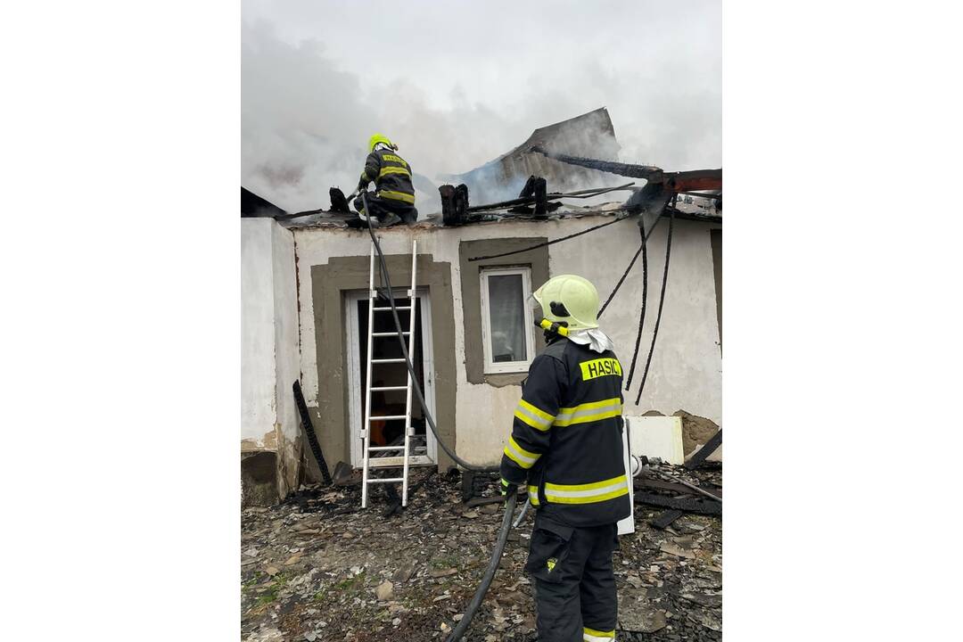 FOTO: Požiar rodinného domu v obci Zemplínske Jastrabie, foto 8