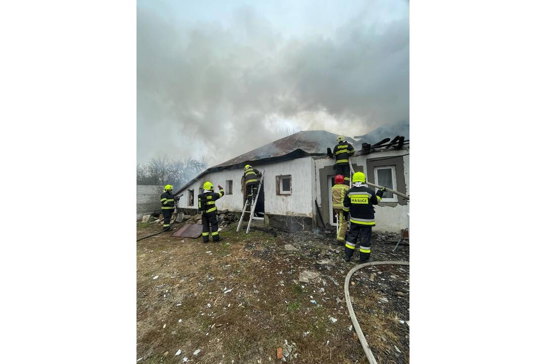 FOTO: Požiar rodinného domu v obci Zemplínske Jastrabie, foto 1