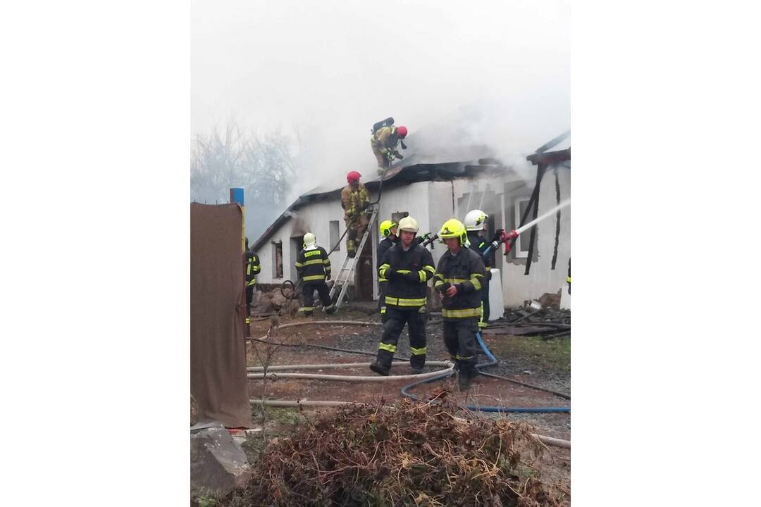 FOTO: Požiar rodinného domu v obci Zemplínske Jastrabie, foto 12