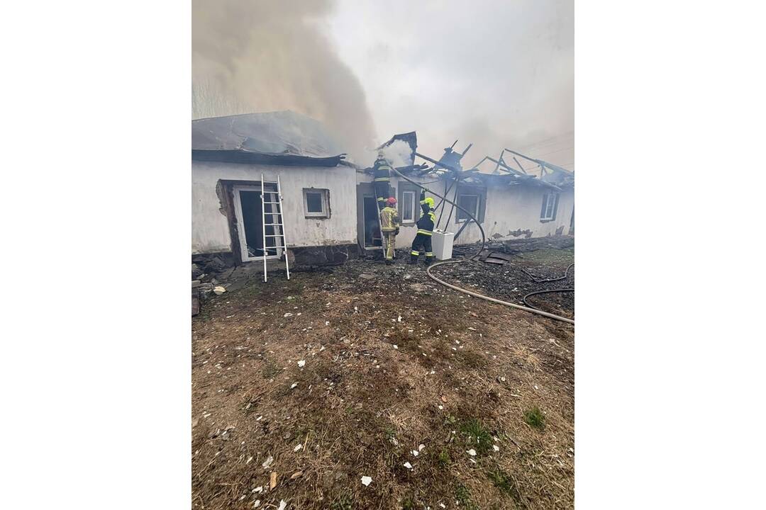 FOTO: Požiar rodinného domu v obci Zemplínske Jastrabie, foto 14