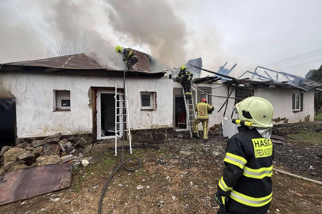 FOTO: Požiar rodinného domu v obci Zemplínske Jastrabie, foto 17