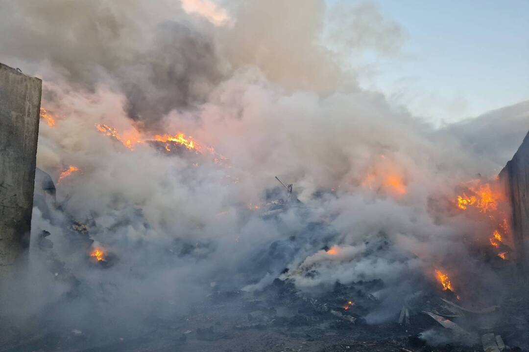 FOTO: Požiar odpadu v spaľovni v Kokšov-Bakši, foto 10