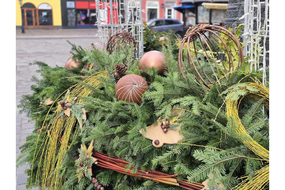 FOTO: Centrum Košíc už zdobí adventný veniec, foto 1