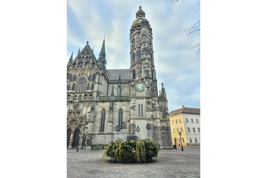 FOTO: Centrum Košíc už zdobí adventný veniec, foto 2