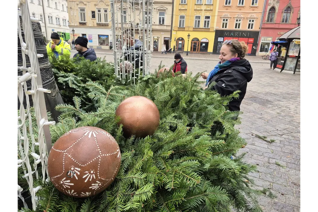 FOTO: Centrum Košíc už zdobí adventný veniec, foto 8