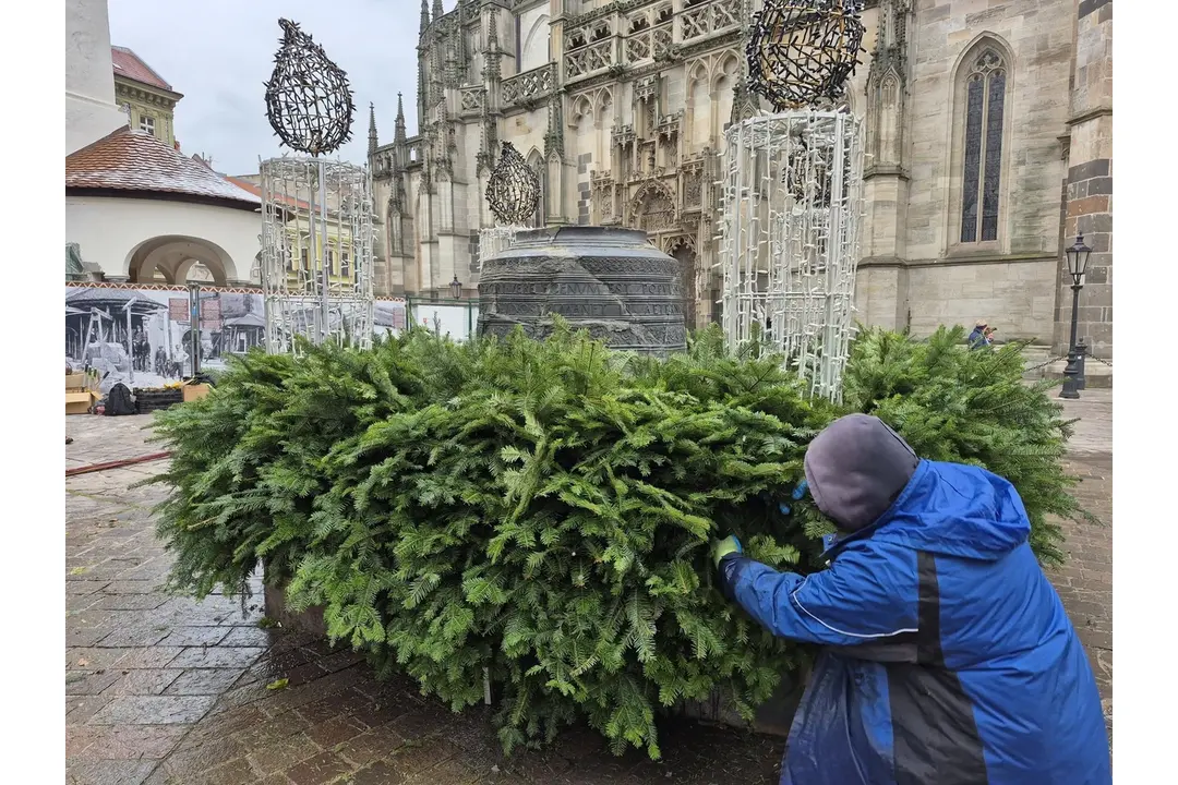 FOTO: Centrum Košíc už zdobí adventný veniec, foto 6