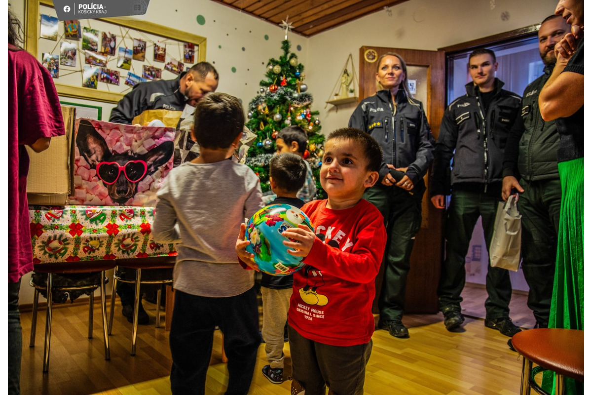 FOTO: Policajti darovali deťom na onkológii či v rodinnom centre štedré darčeky, foto 3