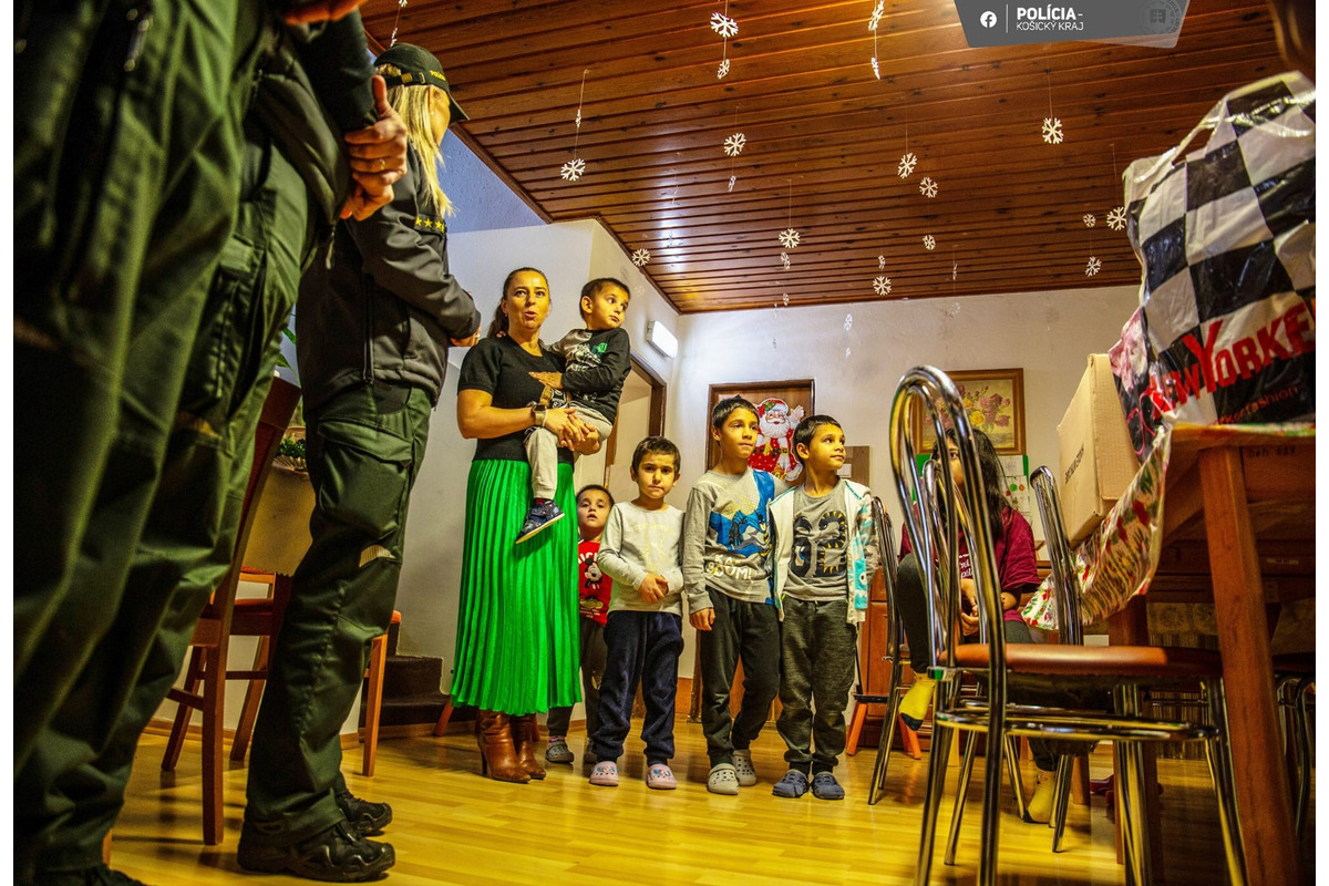 FOTO: Policajti darovali deťom na onkológii či v rodinnom centre štedré darčeky, foto 4