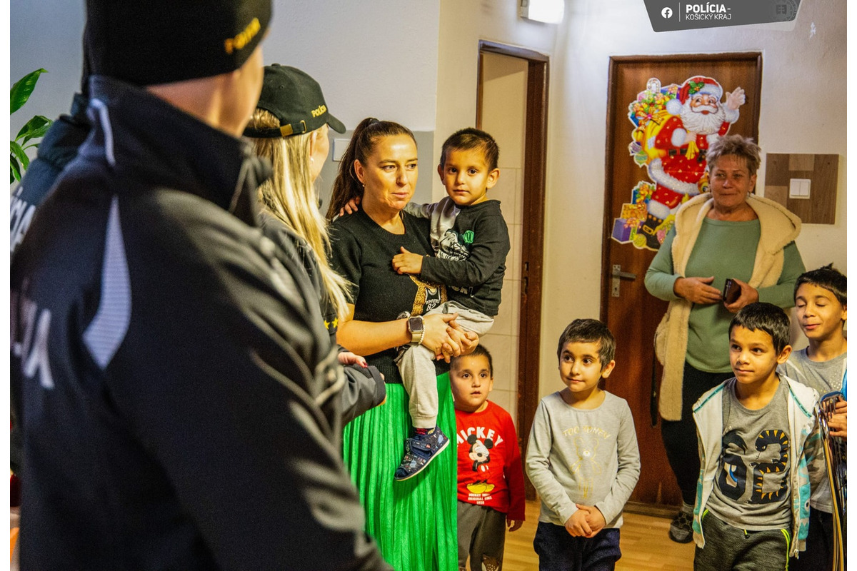 FOTO: Policajti darovali deťom na onkológii či v rodinnom centre štedré darčeky, foto 5