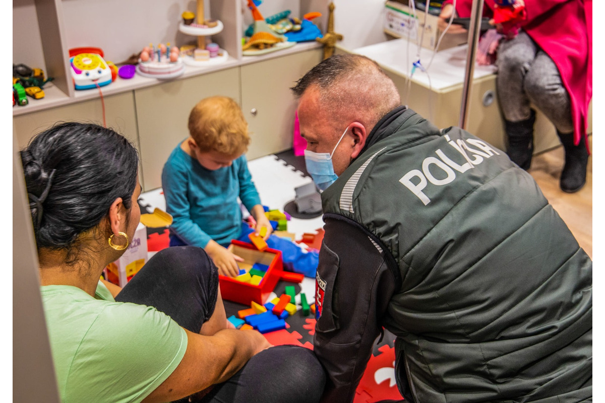 FOTO: Policajti darovali deťom na onkológii či v rodinnom centre štedré darčeky, foto 7