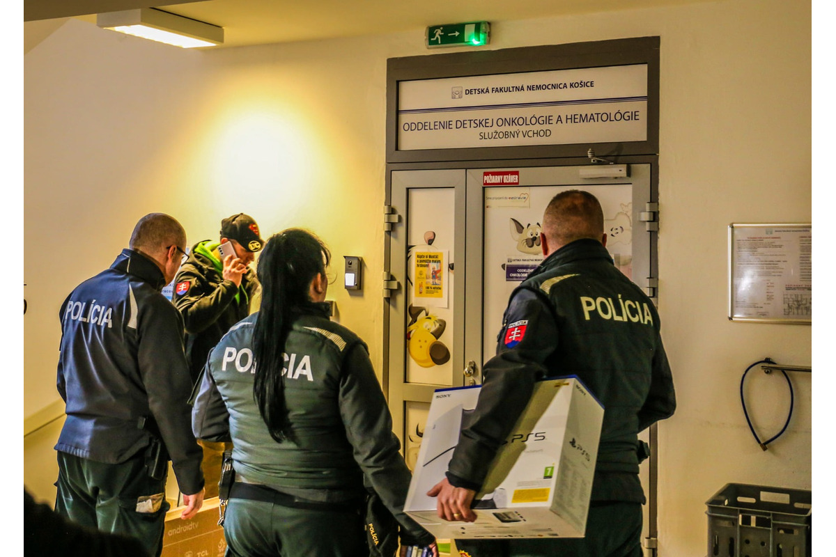 FOTO: Policajti darovali deťom na onkológii či v rodinnom centre štedré darčeky, foto 6