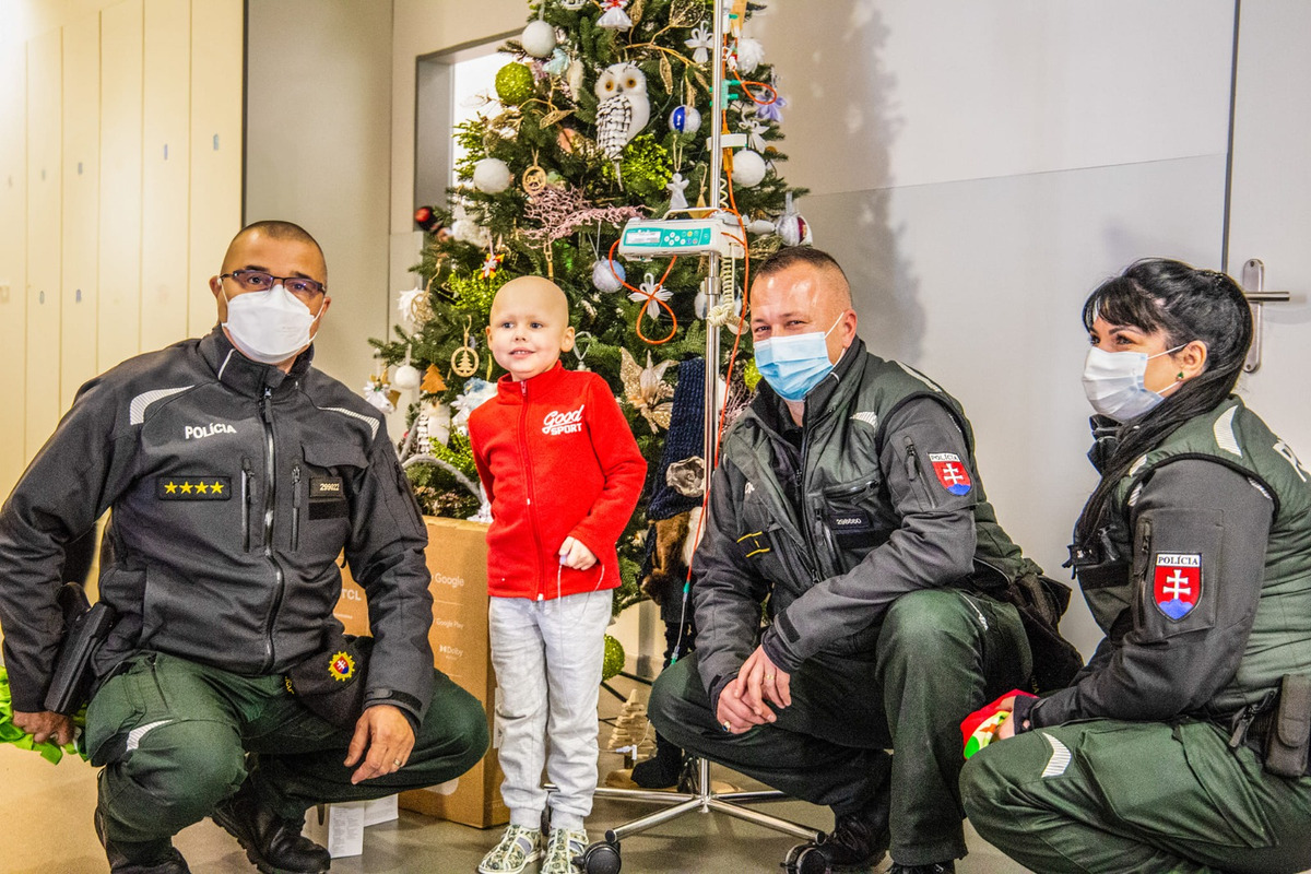 FOTO: Policajti darovali deťom na onkológii či v rodinnom centre štedré darčeky, foto 2