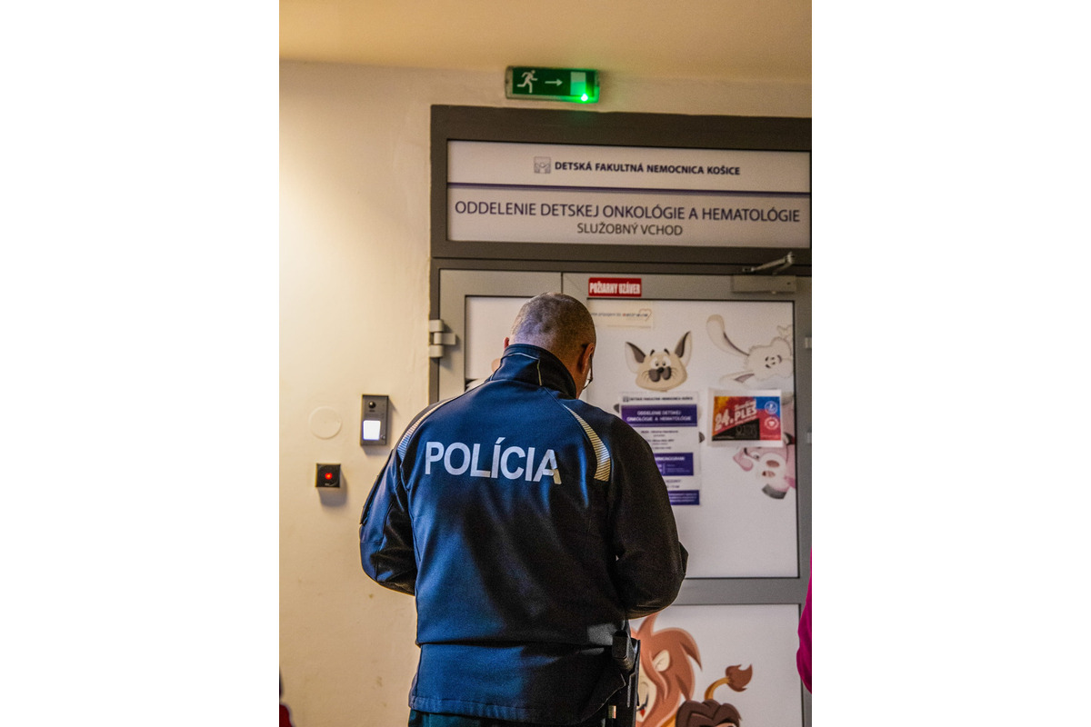 FOTO: Policajti darovali deťom na onkológii či v rodinnom centre štedré darčeky, foto 22