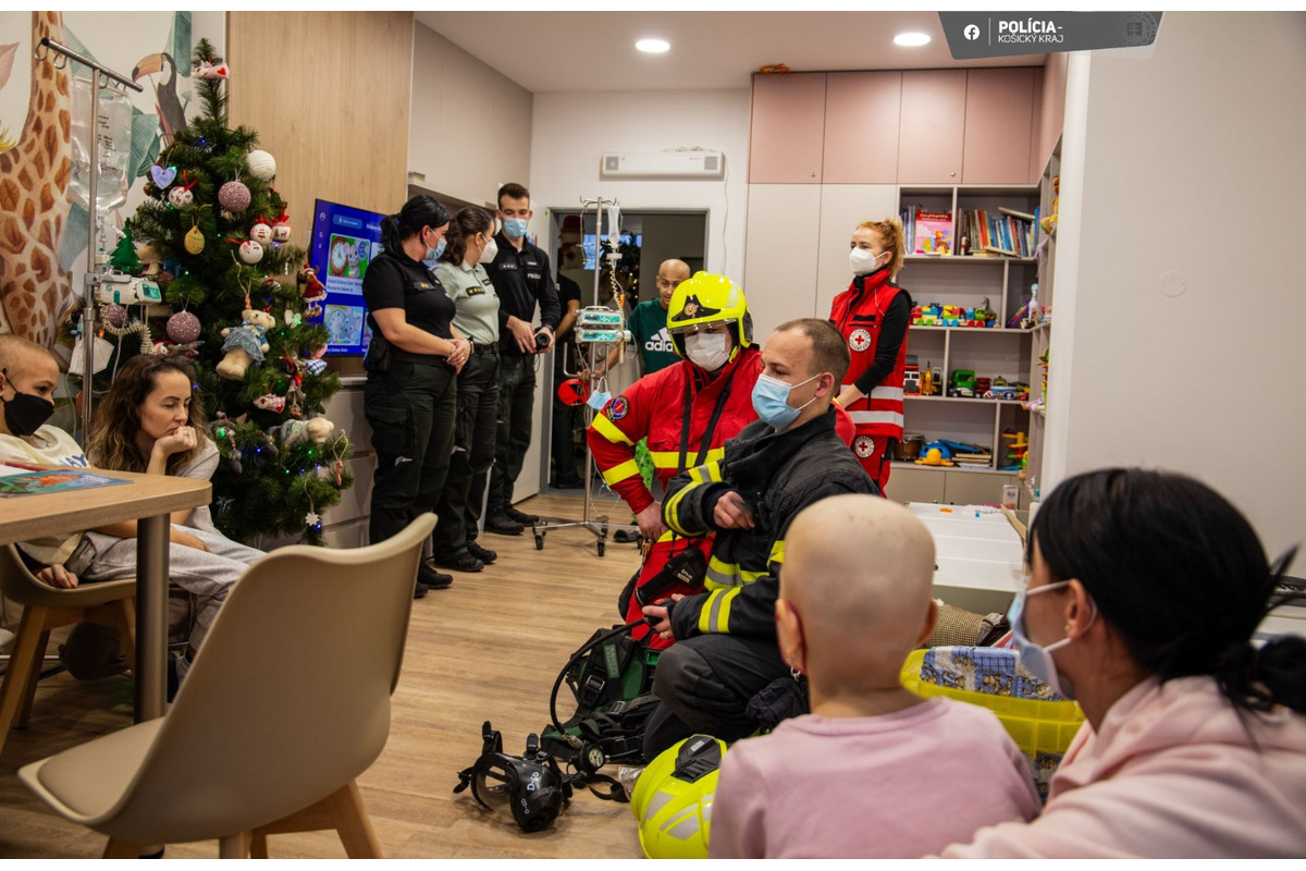 FOTO: Policajti darovali deťom na onkológii či v rodinnom centre štedré darčeky, foto 13