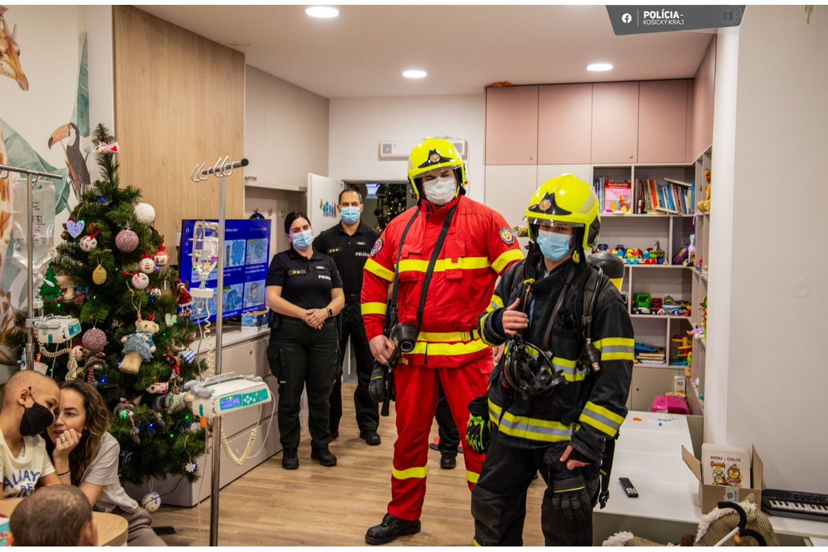 FOTO: Policajti darovali deťom na onkológii či v rodinnom centre štedré darčeky, foto 14