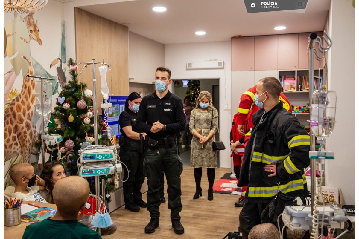 FOTO: Policajti darovali deťom na onkológii či v rodinnom centre štedré darčeky, foto 15