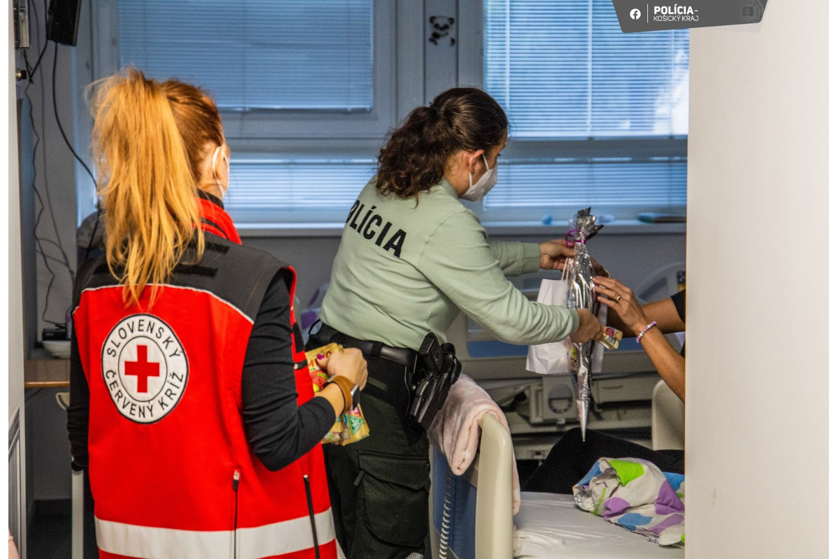 FOTO: Policajti darovali deťom na onkológii či v rodinnom centre štedré darčeky, foto 16