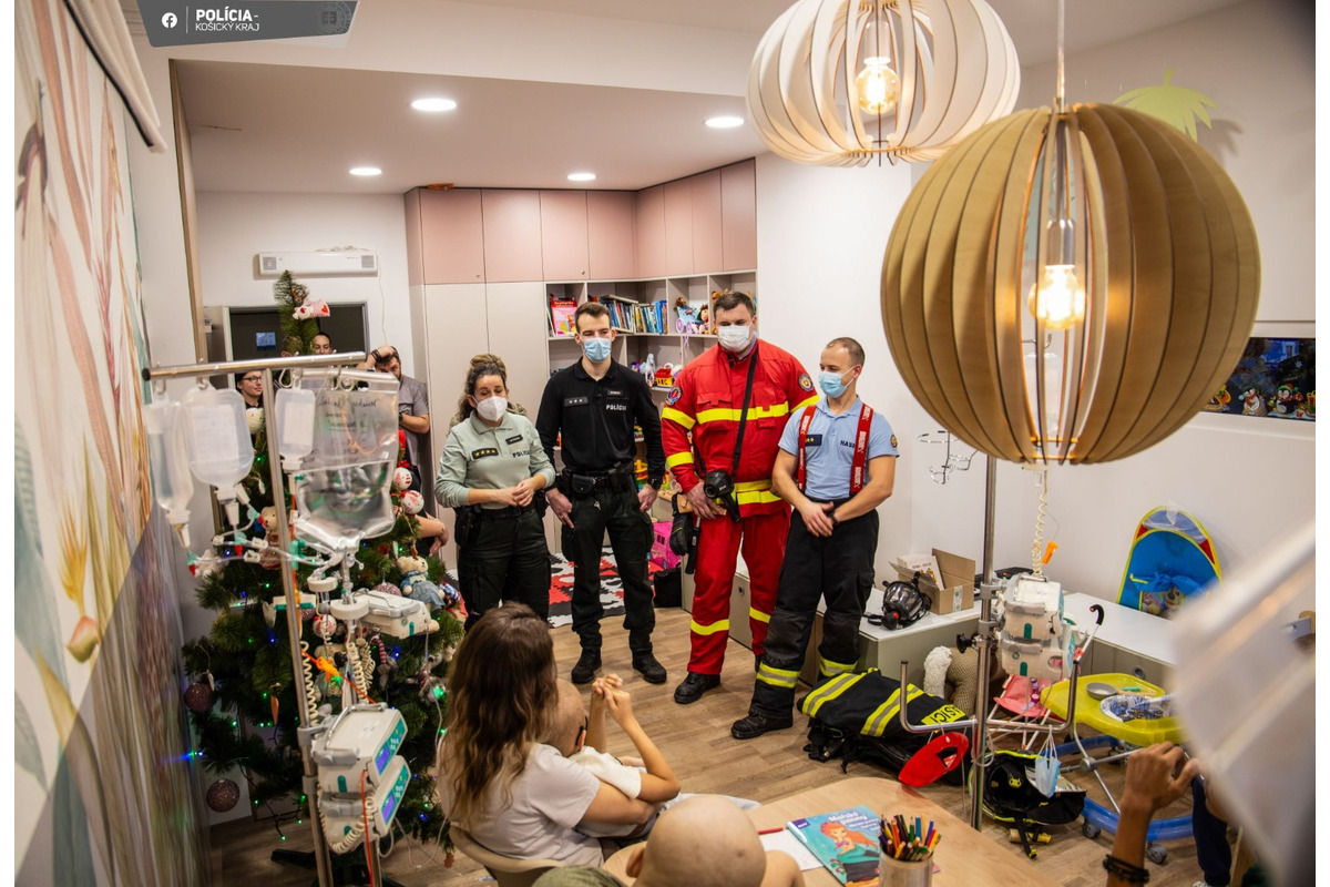 FOTO: Policajti darovali deťom na onkológii či v rodinnom centre štedré darčeky, foto 17