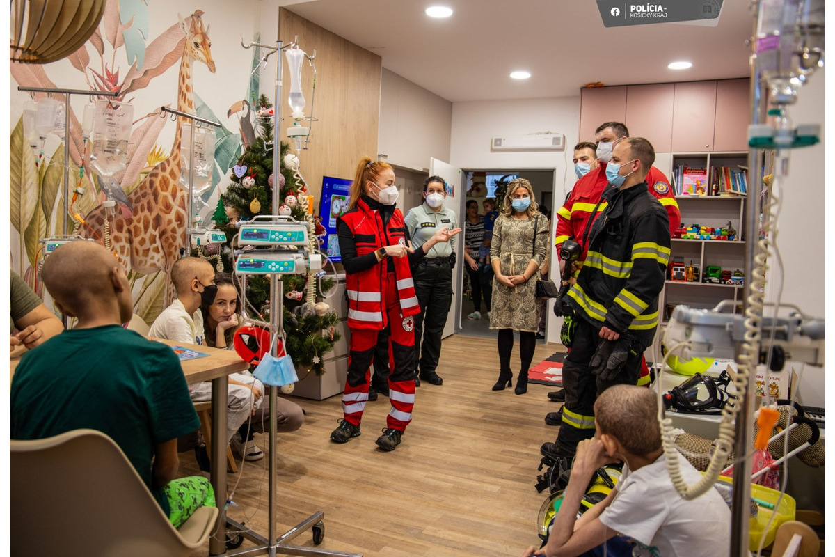 FOTO: Policajti darovali deťom na onkológii či v rodinnom centre štedré darčeky, foto 18