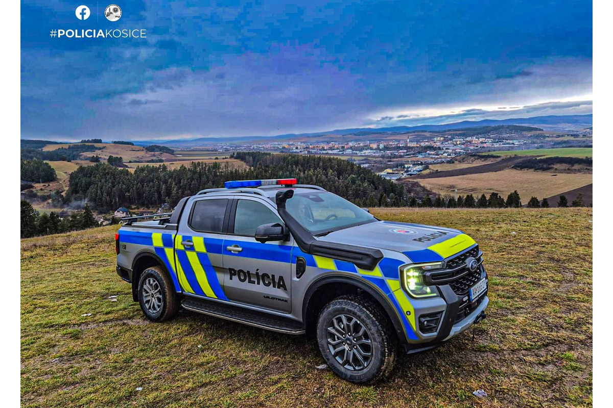 Spišskonovomestskí policajti si prevzali nové vozidlá, foto 1